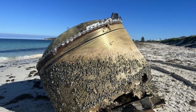 На австралійський пляж з океану викинуло загадковий предмет 