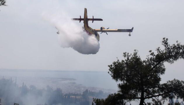 На півдні Греції вирує масштабна пожежа