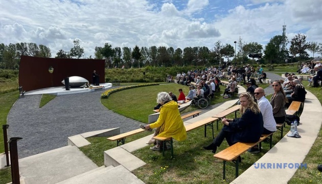 マレーシア航空ＭＨ１７撃墜事件の遺族たちがオランダで追悼集会を開催