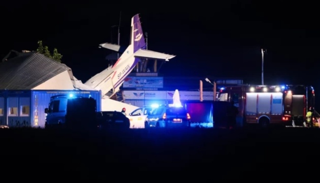 У Польщі літак впав на ангар із людьми: п'ятеро загиблих