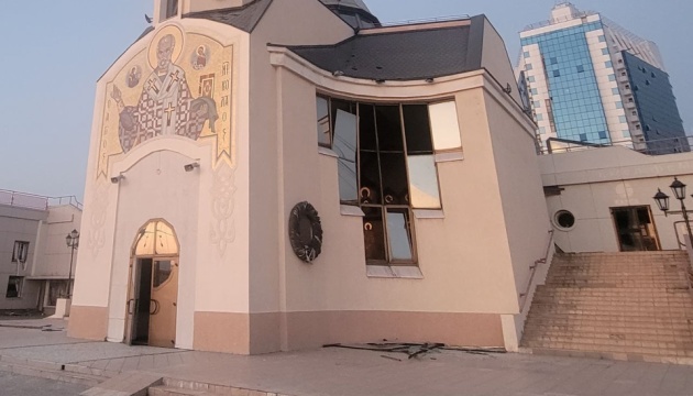 El ataque nocturno daña iglesia y hotel en la estación marítima de Odesa