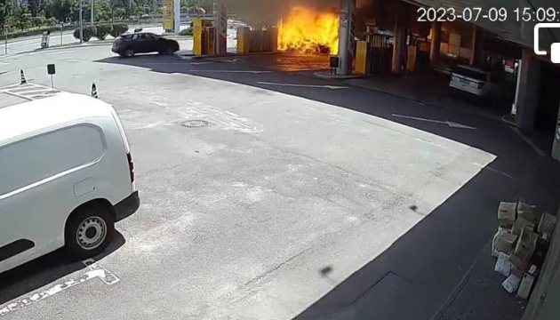 Оголосили підозру водію автомобіля, що спричинив пожежу на столичній АЗС