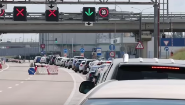 Hundreds of cars queue up on Kerch Bridge, ferry