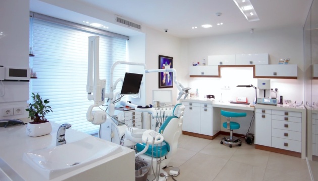 Які фактори впливають на ціни у стоматології