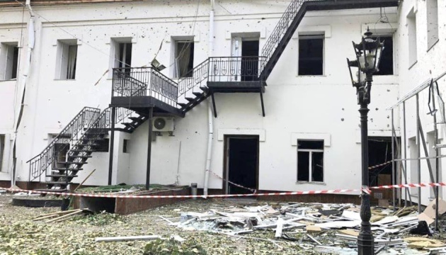 У Миколаєві ремонтують театр, пошкоджений ракетним ударом росіян