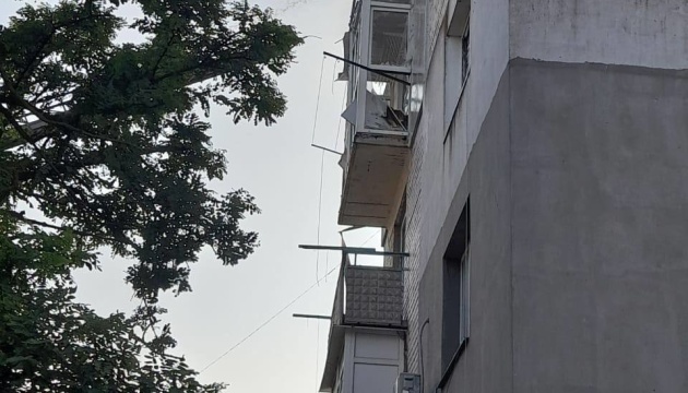 Росіяни обстріляли п'ятиповерхівку в центрі Очакова, є поранені