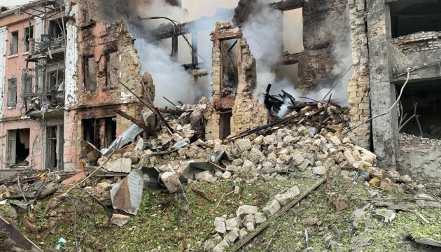 Al  menos 18 heridos y 2 rescatados de debajo de los escombros tras el ataque ruso a Mykoláiv