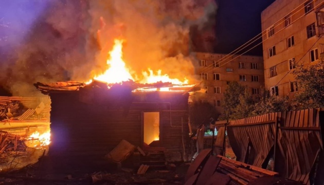 Чернігівщина: ворог вночі атакував Семенівку дронами, є влучання у житлові будинки