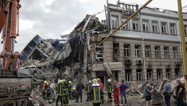 Brand im Zentrum von Odessa nach Beschuss, es gibt Verletzte und Zerstörungen
