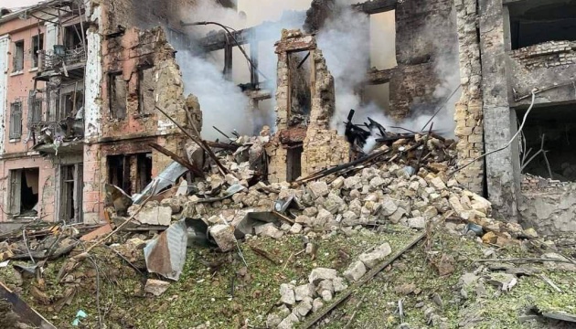 Удар по Миколаєву: з-під завалів витягли тіло першої жертви, 19 поранених