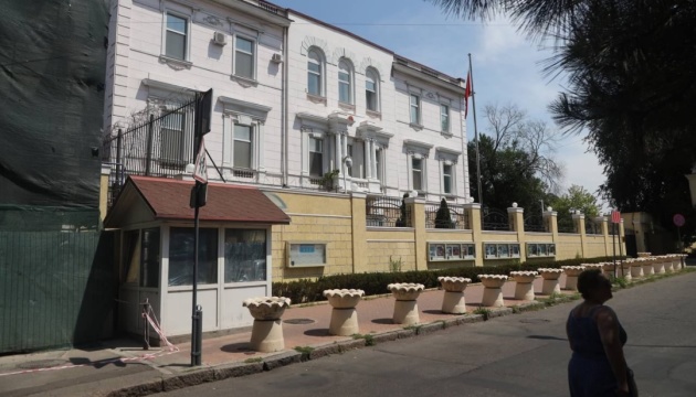 Через нічну атаку в Одесі пошкоджена будівля китайського консульства
