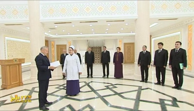 Посол України вручив уряду Туркменістану подяки від дитячих лікарень за гумдопомогу