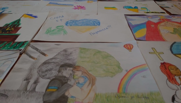 Українським захисникам передали дитячі малюнки з Азербайджану