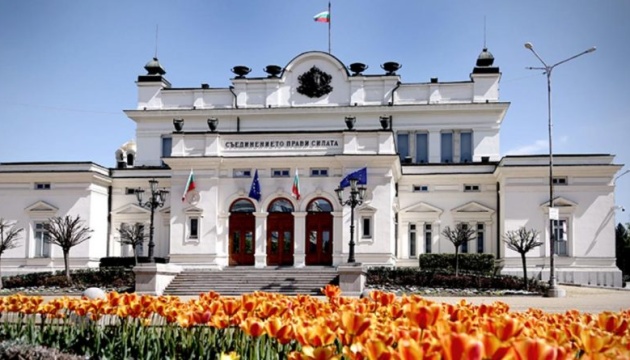 Bulgarian parliament votes to send about 100 APCs to Ukraine