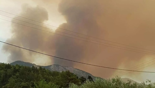 Із грецького острова Родос через пожежі евакуювали кілька тисяч людей