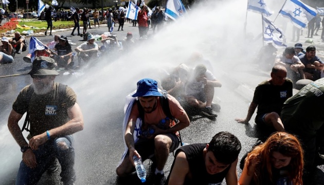 Біля парламенту Ізраїлю поліція застосувала водомети