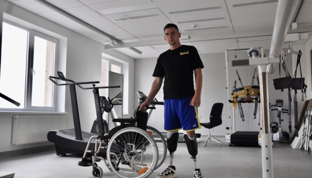 У Львові встановили протези розвіднику, який втратив ноги у російському полоні