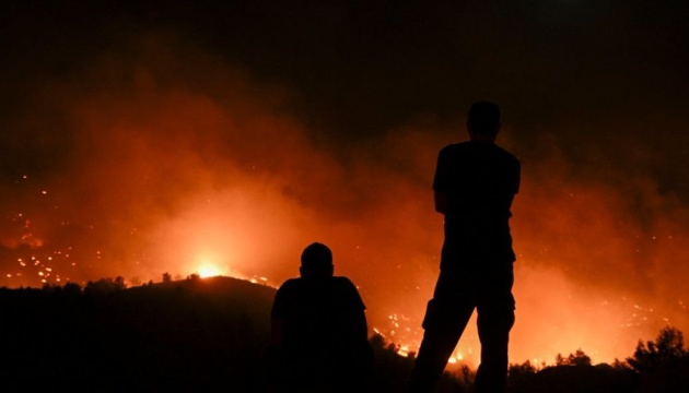 Лісові пожежі охопили ще один туристичний острів Греції - оголошена евакуація