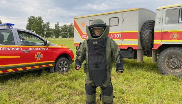 Канада передала українським рятувальникам партію піротехнічних костюмів