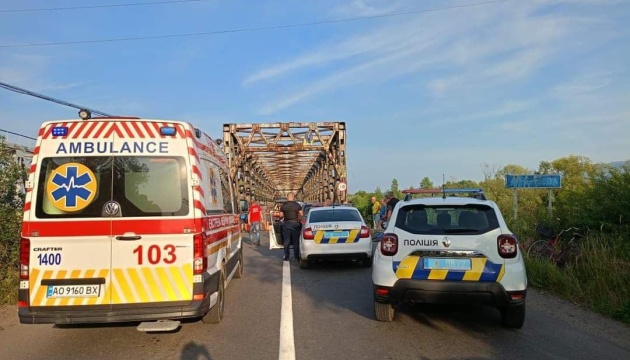 Обвал мосту на Закарпатті - відомо про п'ятьох постраждалих