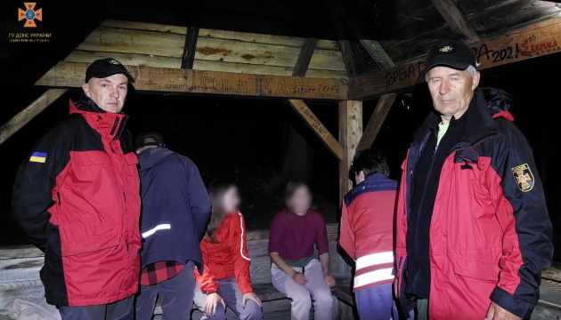 Прикарпатські рятувальники минулої ночі відшукали дві групи туристів, які заблукали в горах