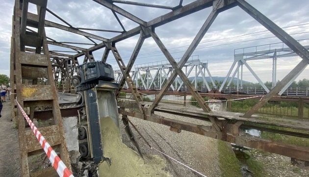 У ДСНС розповіли про зведення переправи на місці зруйнованого мосту на Закарпатті
