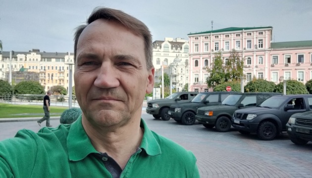 MEP Sikorski brings cars, drones to Ukrainian military