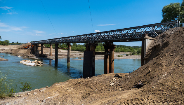 Через річку Прут відкрили рух одним із найдовших тимчасових мостів