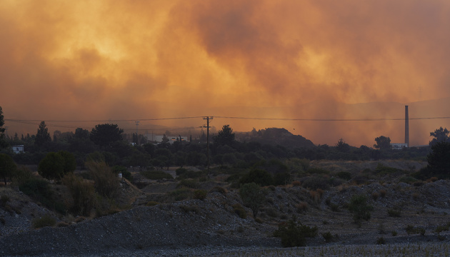 У Греції досі вирують лісові пожежі, до гасіння залучили 600 вогнеборців