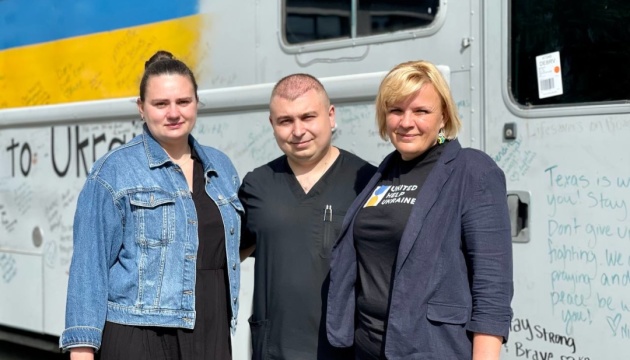 Благодійники зі США передали львівським медикам мобільний пункт для збору крові