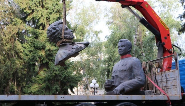 У Полтаві демонтували пам'ятники Пушкіну та Ватутіну