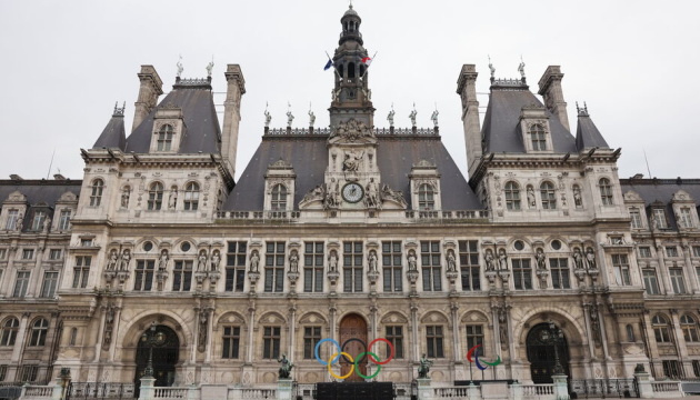 Екоактивісти облили «кров’ю» олімпійські кільця в Парижі