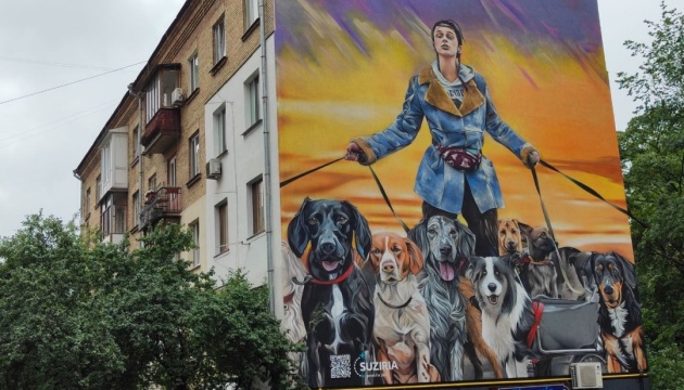 У Києві відкрили мурал із дівчиною, яка на початку війни врятувала собак з Ірпеня