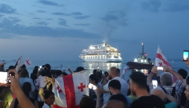 Круїзний лайнер з російськими туристами достроково залишив Грузію на тлі акції протесту