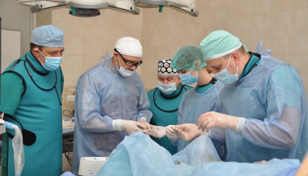 У Чернівцях провели дві операції, під час яких пацієнти були при свідомості
