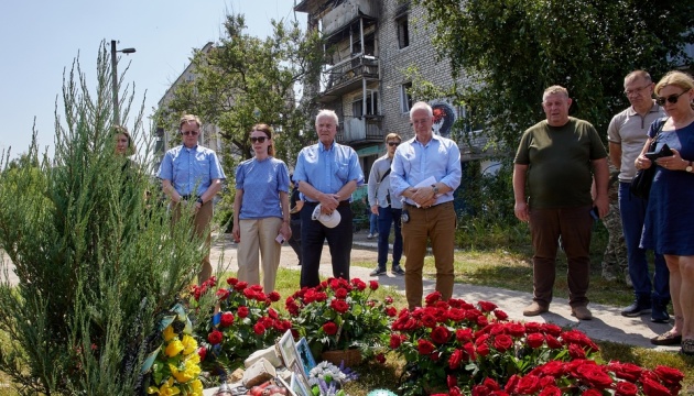 Представники посольств Канади, Швеції і Швейцарії відвідали масове поховання в Ізюмі