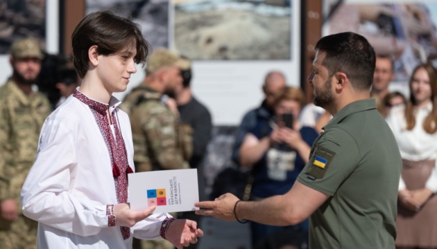 Президент вручив паспорти громадянина України 16 юним українцям