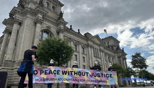 Жодних мирних переговорів з РФ без правосуддя: у Берліні провели перформанс