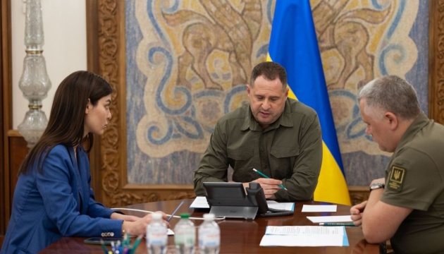 Yermak habla de la Fórmula de la Paz de Ucrania con el principal asesor del presidente de Brasil