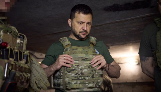 Volodymyr Zelensky se rend sur les positions des forces spéciales ukrainiennes près de Bakhmout