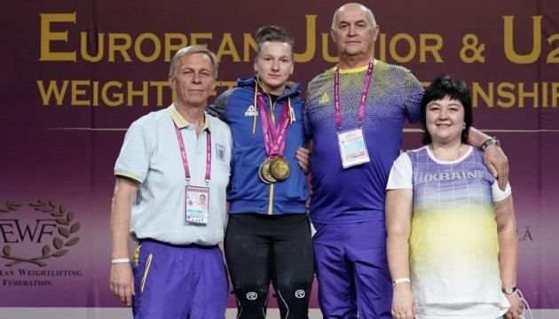 Гангур завоювала три «золота» на молодіжному ЧЄ з важкої атлетики