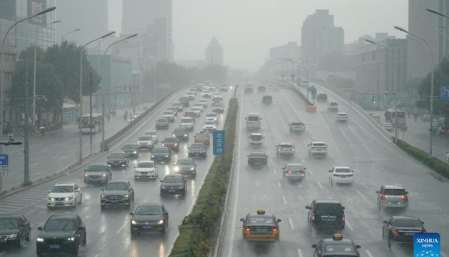 У Пекіні закрили парки і скасували спортивні заходи через сильні зливи