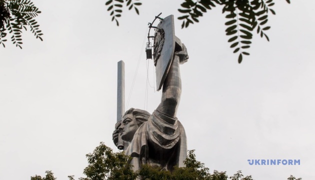 У Києві почали демонтаж радянського герба на монументі «Батьківщина-мати»
