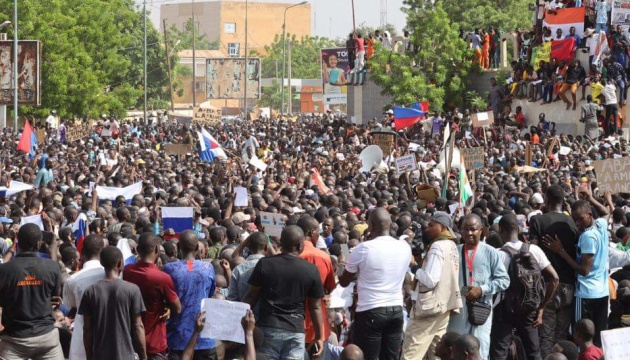 Переворот у Нігері: біля посольства Франції протестували з російськими прапорами