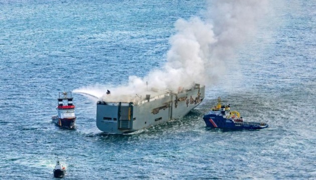Рятувальники взяли на буксир вантажне судно, яке горить у морі поблизу Нідерландів