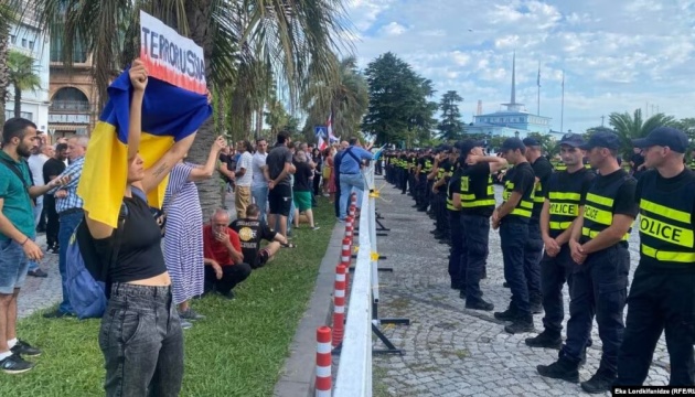 У Грузії на мітингу проти прибуття круїзного лайнера РФ затримали українку – ЗМІ