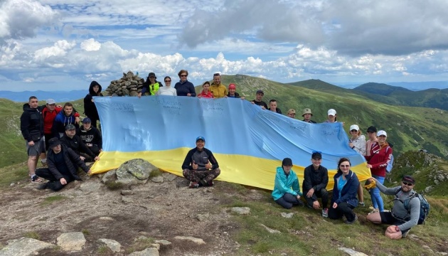 На Закарпатті встановили рекорд - підняли найбільший прапор над двотисячниками Українських Карпат