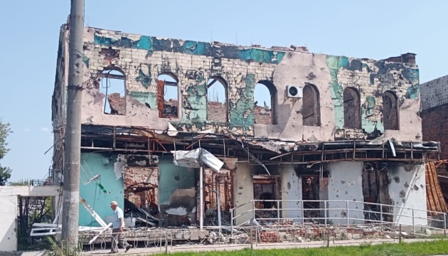 Izjum - najbardziej zniszczone miasto obwodu charkowskiego przygotowuje się do zimy i planuje odbudowę

