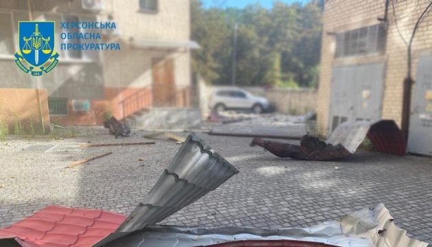 Guerre en Ukraine : Au moins quatre morts et dix-sept civils blessés lors des frappes russes sur Kherson 