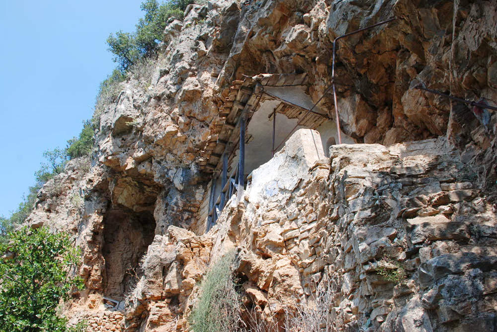 Наскельна печера Косми Зографського, в якій наприкінці життя трудився на Афоні старець Іоанн Вишенський.